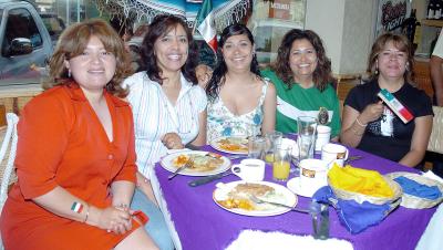 24062006
Maricela Ramírez, Michelle Ramos, Daisy Aguilar, Lourdes Carrasco y Martha de León.