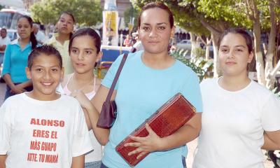 25062006 
Lily Rivera, Fernanda y Estefanía Correa y Alonso Pérez.