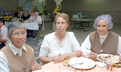 25062006 
Margarita Pérez, María Candelaria y Juana López, misioneros de la Pastoral Diocesana.