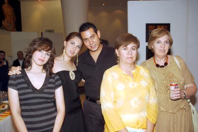 25062006 
Vicky Rodríguez, Angélica Rodríguez, Alejandro Blanco, Angélica Mendiola y Claudia Rodríguez.