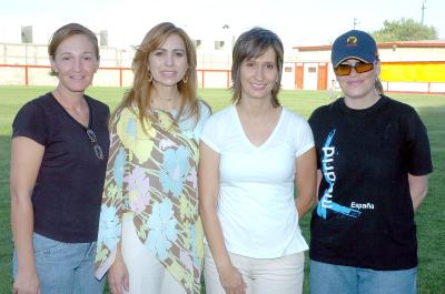 28062006 
Araly Villarreal, presidenta del comité de Futbol del Parque España, acompañada por Mily García, Martha Correa y Rosa Elia Montalvo.