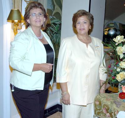 29062006 
Maru de De León, presidenta del comité de damas del Club Rotario Torreón Oriente y Alma Garza de Rodríguez.