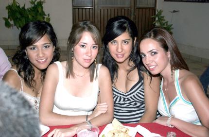 300062006 
Griseli Chávez, Paulina Velasco, Sofía Rodríguez y Lily Villa.