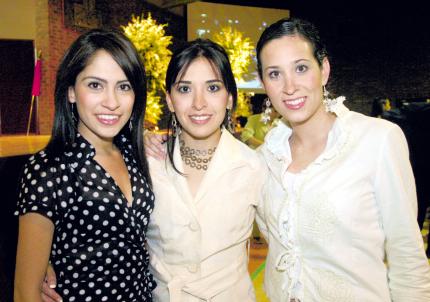 300062006 
Lilia Reyes, Chelo Macías y Liliana Suárez.