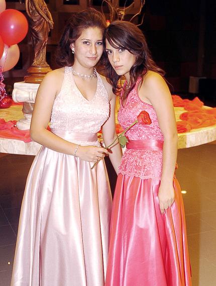 300062006 
Sofía y Susana Alonso festejaron su cumpleaños número 15.