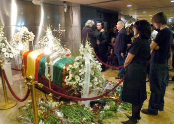 Al igual que a la llegada del féretro, una gran ovación acompañó la salida del cuerpo rumbo a la base aérea de Torrejón de Ardoz (Madrid) para que los restos mortales de Rocío Jurado viajen en avión a su localidad natal de Chipiona, en la provincia sureña de Cádiz, donde mañana se oficiará una misa y tendrá lugar su entierro.

Allí, la congregación franciscana que cuida el Santuario de la Virgen de Regla, patrona de la ciudad, se prepara para la llegada de los restos de la cantante, cuyos paisanos acudirán también a darle su adiós.