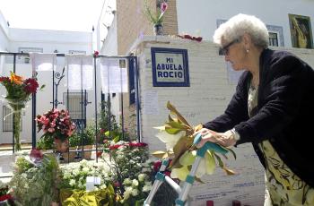 Junto al homenaje popular que le dispensaron los ciudadanos, de España y de países latinoamericanos, Rocío Jurado fue también despedida por políticos, como la ministra española de Educación, Mercedes Cabrera, o el alcalde de Madrid, Alberto Ruiz Gallardón.