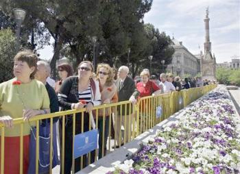 En las horas que el féretro con los restos mortales de la artista estuvo expuesto en el Centro Cultural de la Villa de Madrid, cubierto con las banderas de España y de la región de Andalucía, las lágrimas, las flores y los recuerdos sobre la considerada por muchos como 'la más grande' fueron la nota dominante.