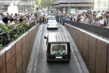 El cuerpo de la cantante permanece en una capilla ardiente expuesto al público y posteriormente será trasladado a su ciudad natal, la localidad sureña de Chipiona, en la provincia de Cádiz, donde será inhumado.