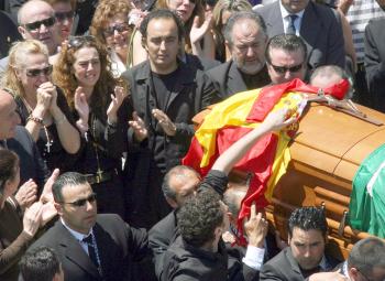 El funeral por la artista fue oficiado por el obispo de Jerez de la Frontera, Juan del Río, quien afirmó que se ha quebrado 'la voz de España y de Andalucía, pero ha nacido el silencio sonoro'.