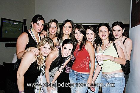 La festejada junto a sus amigas Any Marcos, Luly Gallegos, Karla Martínez, Ana Sofía González, Paty Llama, Alejandra Maisterrena, Regina Ortiz y Any Díaz de León.