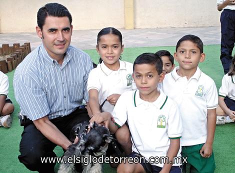 Ángel Fernández Pérez, Ana Lucía, Ángel y José Miguel Fernández Mora con su mascota Bonnie.