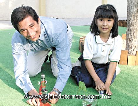 CRECEN APRENDIENDO
Rubén y Alejandra Rocha junto a su mascota, un pez globo.