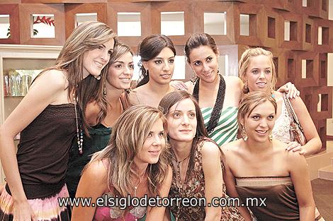 La futura novia junto a sus amigas Valeria Muñoz, Adriana Agüero, Lorea González, Ana Isabel Villarreal, Vanesa Valdepeñas, Laura Mujica y Carla Romo de Robles.