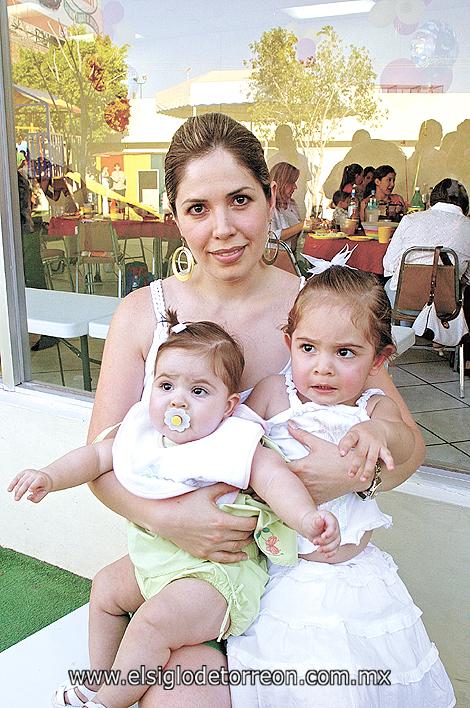 Alejandra Sánchez de Necochea con sus hijas Paulina y Alejandra Necochea Sánchez.