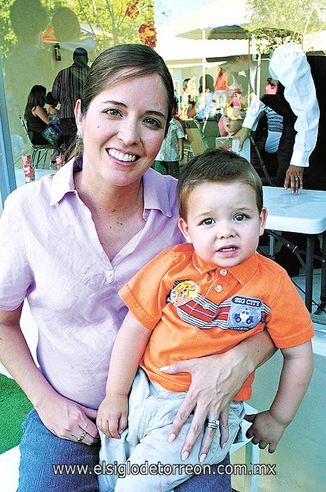 Valeria Valencia de González con su hijo Rodrigo González Valencia.