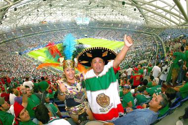 Los ya más habituales mariachis tampoco faltaron a la cita del combinado que dirige Ricardo La Volpe y, en los prolegómenos del partido, muchos aficionados formaron corros en torno a ellos para escuchar sus canciones, aplaudir su interpretación e, igualmente, captar imágenes de estos personajes típicos de la cultura mexicana.