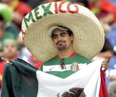 Muchos mexicanos se quedaron en las afueras del estadio, esperanzados en obtener un boleto. Con carteles en mano, pidieron entradas con frases en español, inglés y alemán. 'Cambio a mi vieja por un boleto', portaba el mexicano Raúl Recina.