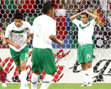 Otro que anduvo con la pólvora mojada fue Bravo, quien tiró a la basura el recuerdo de los dos goles que le metió a Irán. El cañonero de Chivas del Guadalajara incluso falló un penal enviando el balón a las nubes.