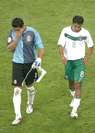 México fue de más a menos en sus tres primeros partidos: debutó con una victoria 3-1 sobre Irán, empató sin goles con Angola y sucumbió ante Portugal. Ahora encara la difícil encomienda de medirse el sábado en Leipzig con el líder del Grupo C, entre Argentina y Holanda