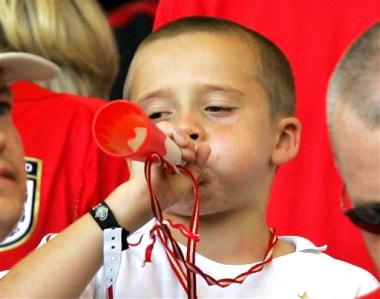 El hijo de David Beckham, joven aficionado al futbol inglés no dejó de observar los movimientos de su padre en la cancha.