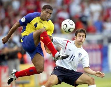 En un intercambio de fútbol de mediocampo, Inglaterra forzó una falta a unos 30 metros del área. Beckham, esta vez sí, se decidió a lanzar a puerta. Mora esperaba un centro, pero cuando el jugador del Real Madrid afina la puntería, no hay nada que hacer.

'Becks' desde la izquierda realizó un lanzamiento perfecto. El balón superó la barrera ecuatoriana y cayó en una trayectoria perfecta. El balón dio en el poste y a pesar de que el meta ecuatoriano acertó en la dirección, el 1-0 ya estaba en el marcador.