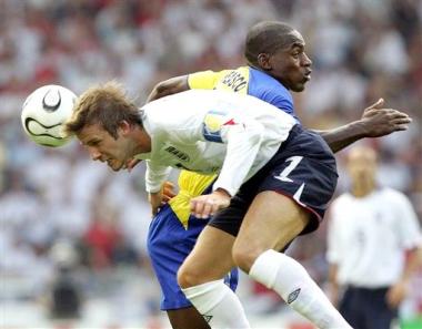 Aunque la posesión del balón era mínimamente a favor de Inglaterra, cuando Ecuador atravesaba la línea divisoria siempre ofrecía buenas sensaciones. Con Terry y Ferdinand muy pendientes de Carlos Tenorio y Agustín Delgado, los sudamericanos tampoco se decidían a dar el paso y jugar más cerca de la meta de Robinson.