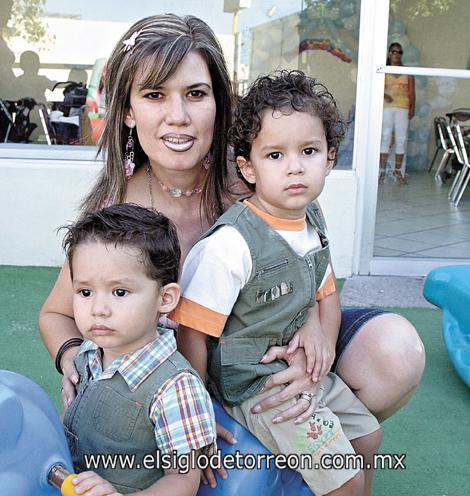 Isela de Boone con sus dos hijos, José Emiliano y José Sebastián.