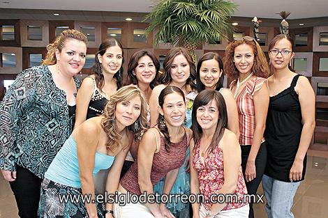 Jennifer López Hernández con sus amigas Marilú, Lupita, Paola, Elizabeth, Karla, Yessica, Miriam y Marta.