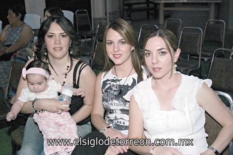 María Elena Cedillo de Navarro con su hija Marifer Navarro Cedillo, Sofía Garza de Marcos y Susana Garza.