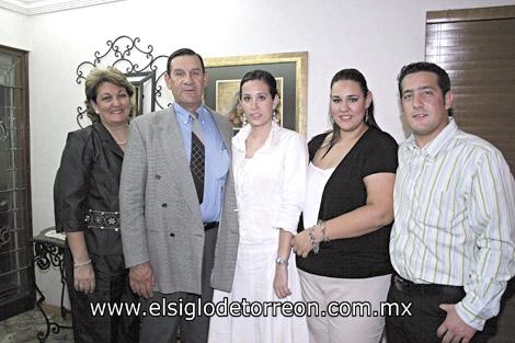 Consuelo González de Macías, Alfonso Macías Navarro, Chelito, Pili y Poncho Macías González.