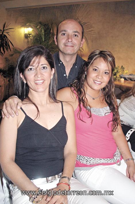 Ricardo, Ana Cecilia y Samantha.