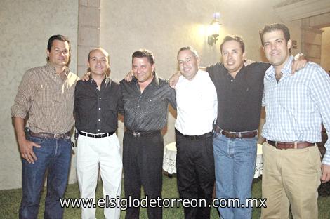 SE FESTEJA ROGELIO RAMOS
José Llama, Ricardo, Rogelio Ramos, Javier González, Javier Martínez y Ricardo Arenal.