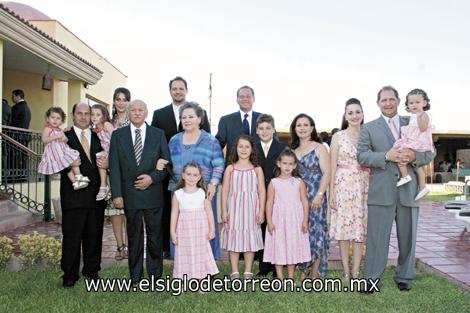 CUMPLEN 51 AÑOS DE CASADOS
Fernando y Myrna Mafud con sus hijos Fernando, Alfredo, Margarita, Myrna, Gerardo, Ivette y Mauricio y sus nietos Fernando, Marian, Regina, Renata, Roberta, Margarita y Sofía.