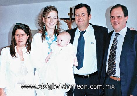 UN BAUTIZO ENCANTADOR
Ma. Luisa Jáuregui Urrutia, Gisela Fernández de Jáuregui, Iñaki Jáuregui Fernández, Iñaki Jáuregui Urrutia y Jorge Villarreal Maíz.