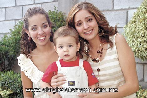 Daniela Valencia de Zermeño, Rodrigo González Valencia y Andrea Valencia Correa.