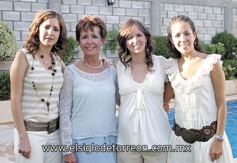 Andrea Valencia Correa, Dulce Correa de Valencia, Valeria Valencia de González y Daniela Valencia de Zermeño.