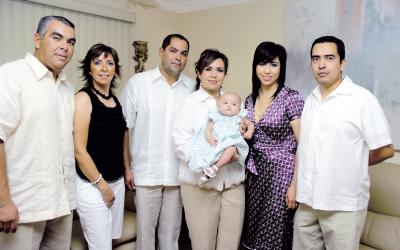 01072006 
Jaime Villalobos y Ana Lucía de Villalobos, con su pequeña Valeria, los acompañan Sergio y Laura Rivera, Juan Manuel y Claudia Fernández.