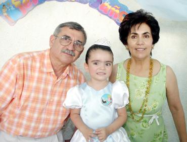 01072006 01072006 
Marcela Jardón Boone junto a sus abuelos José Ángel Boone y Ana María Guerrero de Boone.