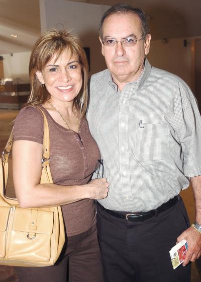 02072006 
Ángel Rodríguez y Linda de Rodríguez.