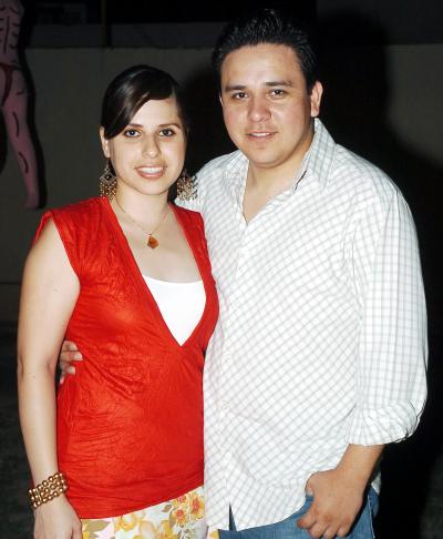 02072006 
Katy Ortega acompañada por su esposo, Isaac Guerrero.