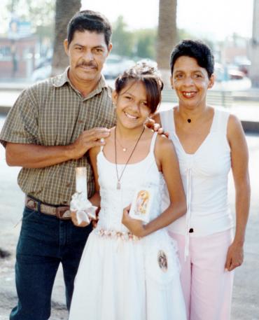 02072006 
María Soledad García Reyes junto a sus papás, Pablo y Guadalupe García.