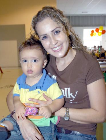 03072006 
Cristina Maturino y su niño Emiliano Beltrán del Río Maturino.