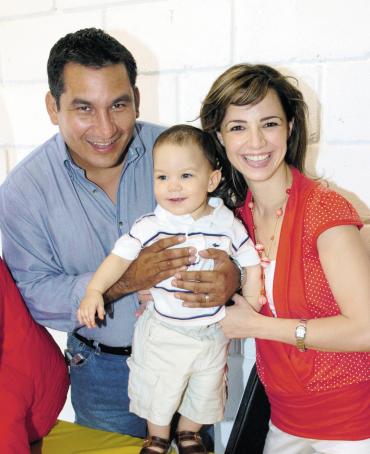 03072006 
Enrique Olloqui Ducoulombier junto a sus papás, Enrique y María Elena.