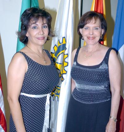 07072006 
María de la Luz Martínez de Méndez Lastra junto a Elisa Salazar de Morales.