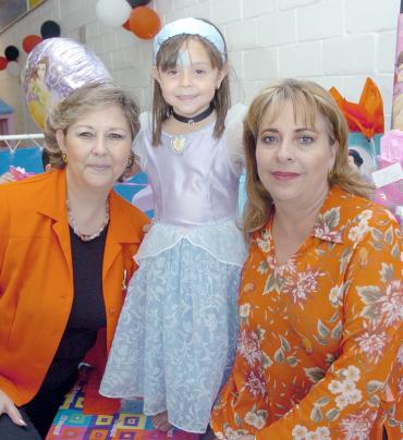 07072006 
Ana Sofía Jaime Chufani, el día de su piñata acompañada por sus abuelitas.