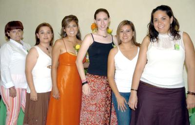 09072006 
Mara Mayné Romero Orozco acompañada por sus amigas el día de su fiesta de despedida.