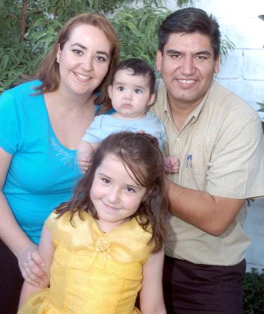 09072006 
Diana Martìnez Estavillo cumplió siete años y fue festejada por su familia.