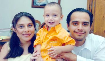 09072006 
El pequeño Eduardo Elizalde López captado junto a sus papás, Anny y Eduardo, el día que celebró su cumpleaños.