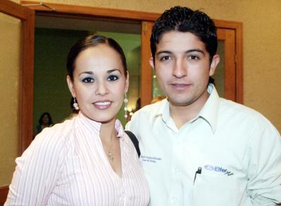 10072006 
Nayeli Garza y Manuel Azpiazu.